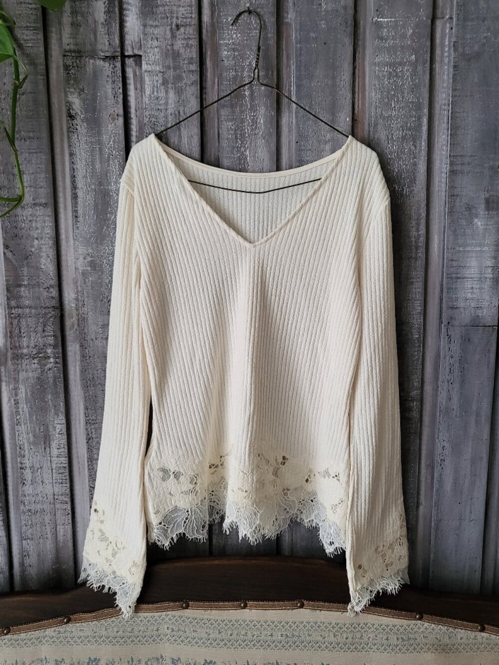 H&M Cream Ribbed Knit V Neck Top with Eyelash Lace Trim M NWT